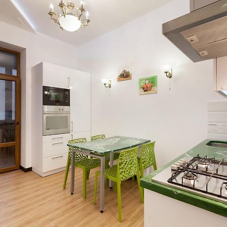 apartment on Doroshenka 38 Lviv Buitenkant foto